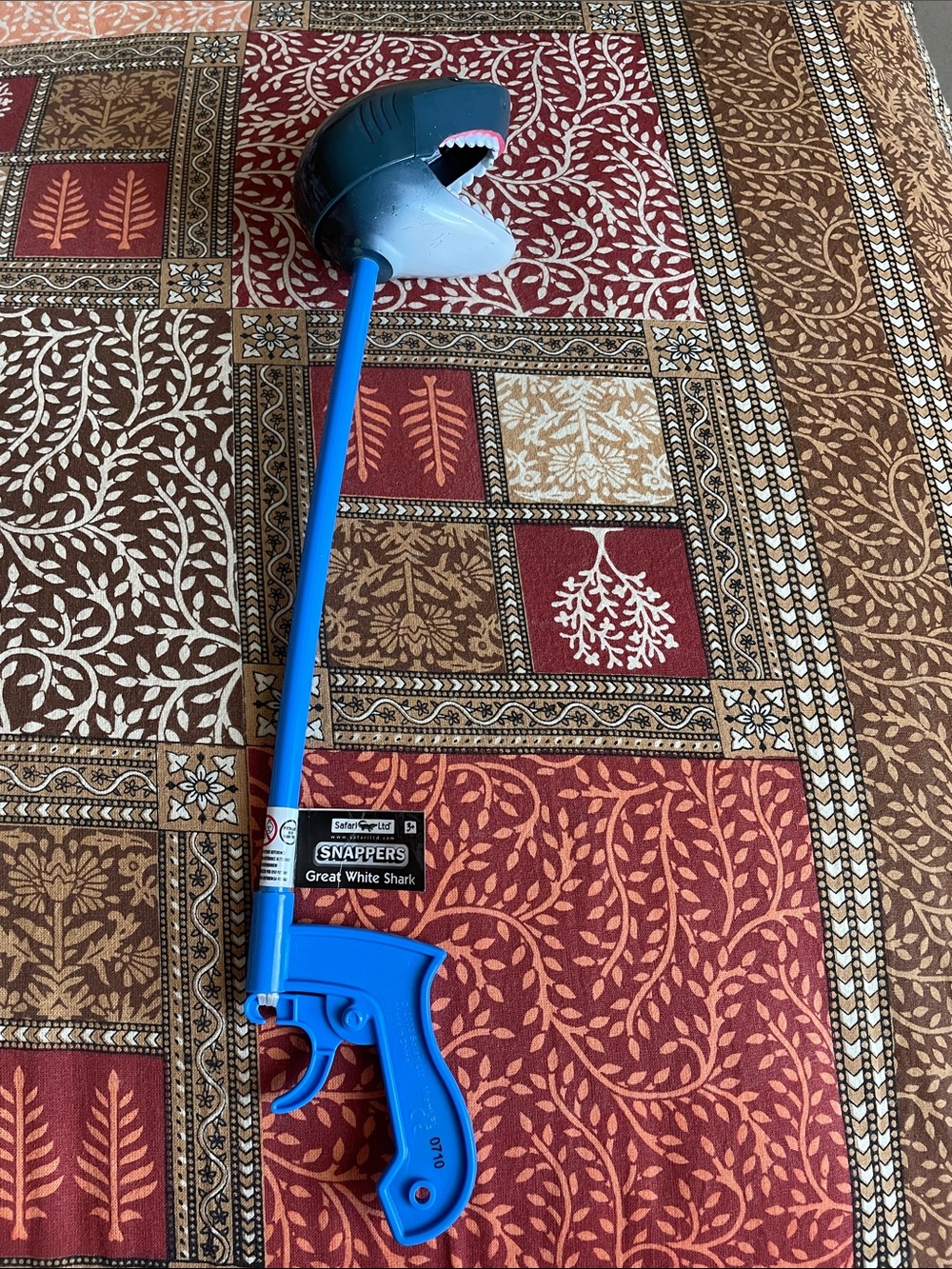 Snappers Great White Shark Reach Grabber - Blue